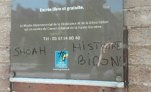 Plusieurs inscriptions négationnistes ont été retrouvées ce mercredi matin sur les murs du musée départemental de la Résistance et de la Déportation.