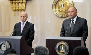 Le ministre des Affaires étrangères Laurent Fabius, et son homologue égyptien Sameh Shukri au Caire le 19 juillet 2014.