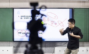 Liu Jie, tuteur chinois de physique, donne des cours en ligne pour des élèves du secondaire qui préparent le «gaokao», l'examen chinois d'entrée à l'université, le 26 avril 2016 à Pékin.