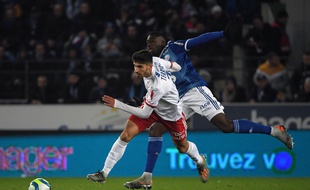 Martin Terrier au duel avec Youssouf Fofana.