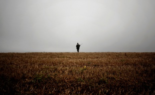Photo d'illustration d'un homme armé dans un champ.