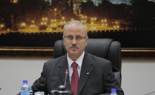Le chef du gouvernement de l'Autorité palestinienne Rami Hamdallah a présenté jeudi sa démission, moins de trois semaines après sa nomination, frustré de devoir partager ses pouvoirs avec les deux vice-Premiers ministres imposés par le président Mahmoud Abbas.