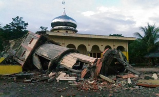 Le minaret effondré d'une mosquée à Pidie, dans la province d'Aceh en Indonésie, après un tremblement de terre le 7 décembre 2016.
