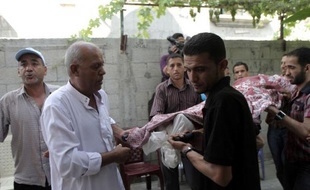 Six Palestiniens ont été tués en 24 heures dans la bande de Gaza dans des raids aériens israéliens visant des auteurs présumés d'attaques, amenant le mouvement Hamas à sortir de sa réserve en tirant une dizaine de roquettes contre Israël.