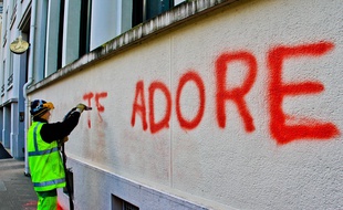Déclaration d'amour sur le mur d'un bâtiment au Mans.