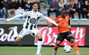 Majeed Waris (à d.) à la lutte avec le Rennais Pedro Mendes, le 24 octobre 2015.