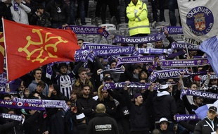 Les Indians Tolosa 93 ambiancent le Stadium de Toulouse depuis le virage Brice-Taton.
