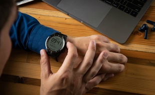 La montre TicWatch Pro incorpore un double écran OLED et LCD pour une autonomie renforcée.