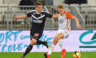 De Preville et Cozza à la lutte pour récupérer le ballon.