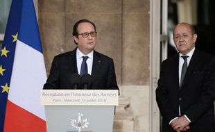 Francois Hollande et son ministre de la Défense, Jean-Yves Le Drian, le 13 juillet 2016.