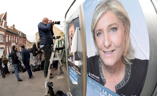 Une affiche de Marine Le Pen à Hénin-Beaumont, le 23 avril 2017.