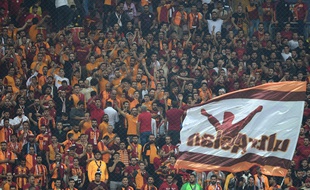 Les ultras de Galatasaray ont mis le feu face au PSG.