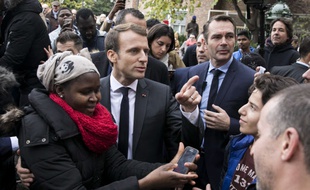 Emmanuel Macron s'est fait interpeller ce mardi à la sortie du centre des Restos du cœur par des habitants du quartier.