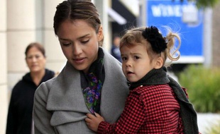 Jessica Alba allant déjeuner avec sa fille à Beverly Hills, Californie, le 5 octobre 2010