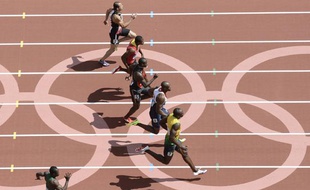 Usain Bolt remporte sa série du 100m, le 4 août 2012, aux Jeux Olympiques de Londres.