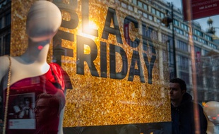 Une affiche pour le Black Friday à Paris, le 23 novembre 2018.