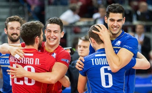Jénia Grebennikov dans les bras de Nicolas Rossard, après la demi-finale de l'Euro 2015 contre la Bulgarie.