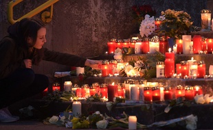 Un hommage a été rendu à Haltern, en Allemagne, alors que 16 lycéens se trouvaient à bord du vol de GermanWings qui s'est écrasé dans les Alpes, mardi.