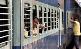 Un train de passagers à la gare de Guwahati dans l'Etat d'Assam en Inde, le 4 novembre 2015