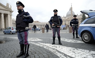 Des policiers près du Vatican à Rome le 8 janvier 2015.