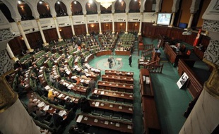 La Tunisie a approuvé lundi l'égalité "sans discrimination" des "citoyens et citoyennes" dans sa future Constitution, un texte unique dans le monde arabe même si l'égalité entre les sexes n'est pas énoncée clairement.