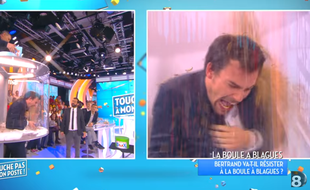 Bertrand Chameroy arrosé d'insectes dans le cadre du défi de «La Boule à blagues», dans «Touche pas à mon poste», en octobre 2015.