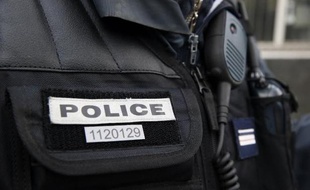 la police aurait été alertée peu après midi par un témoin qui aurait vu l'homme sauter du 8e étage de l'appartement du couple