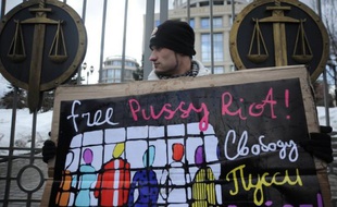 Deux jeunes femmes membres du groupe de punk rock russe Pussy Riot qui avaient participé à une "prière" contre Vladimir Poutine dans une cathédrale de Moscou ont fui la Russie, afin d'échapper à des poursuites judiciaires, a annoncé dimanche le groupe.
