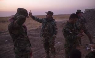 Un soldat kurde prend un selfie avec son smartphone le 5 novembre, à l'est de Mossoul en Irak. Morteza Nikoubazl/SIPA
