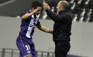 Double buteur contre Bordeaux en Ligue 1, l'attaquant du TFC Wissam Ben Yedder est félicité par son entraîneur Pascal Dupraz, le 12 mars 2016 au Stadium de Toulouse.