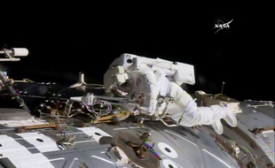 Les astronautes américains Peggy Whitson et Jack Fischer ont achevé avec succès une sortie orbitale à l'extérieur de la Station spatiale internationale (ISS) pour effectuer une réparation urgente, le 23 mai 2017.
