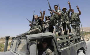 Des soldats libanais font le V de la victoire à la sortie d'Aarsal, près de la frontière syrienne, le 4 août 2014