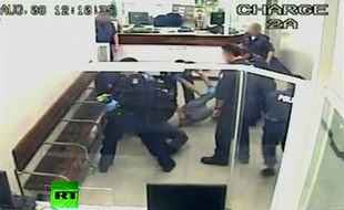 Un homme a été tasé à 13 reprises par la police australienne (capture d'écran).