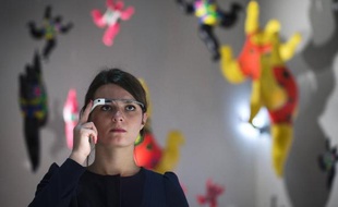 Une femme équipée de Google Glass visite l'exposition Niki de Saint Phalle à Paris, le 6 novembre 2014