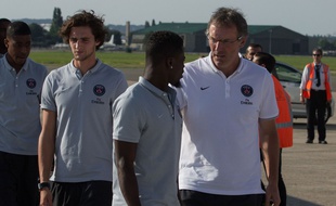 Aurier parle à Laurent Blanc, en 2014