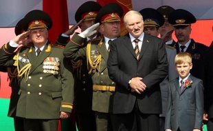 Les relations entre la Suède et le Bélarus se sont envenimées mercredi avec l'annonce par Stockholm de l'expulsion de l'ensemble des diplomates suédois à Minsk et la fermeture de l'ambassade bélarusse en Suède.