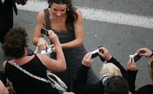 L'actrice américaine Evangeline Lilly en pleine séance de signature d'autographes.