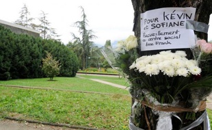Un jeune de 16 ans, soupçonné d'avoir participé à une rixe à Echirolles, qui avait coûté la vie à deux jeunes en septembre dernier dans cette banlieue de Grenoble, s'est rendu à la justice, a-t-on appris vendredi auprès du parquet, confirmant une information du Dauphiné Libéré.