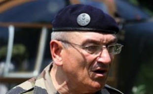 Le chef d'Etat major de l'armée de Terre, le général Elrick Irastorza, lors d'un exercice militaire à Mailly-le-Camp, dans le nord de la France, le 27 juin 2011.