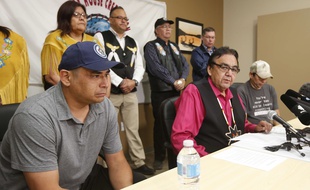 Agés de 41 ans, Leon Swanson et David Tait Jr., deux Autochtones amis de longue date originaires de la province du Manitoba (Canada), ont appris avoir été échangés à la naissance.