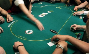 Des joueurs de poker attablés autour du croupier dans un cercle de jeux parisien, le 13 juin 2006