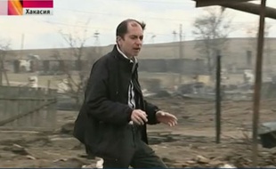 Un journaliste russe a jeté son mégot allumé lors d'un reportage sur les feux de prairie.