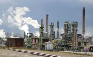 Le fonds libyen d'investissement a démenti lundi toute "intention" d'investir dans la raffinerie de pétrole française en liquidation Petroplus de Petit-Couronne (nord-ouest), a indiqué l'agence libyenne Lana, citant un communiqué du fonds.