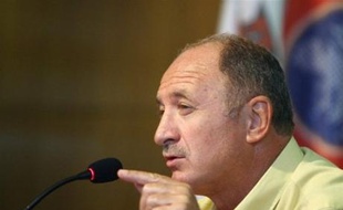 La Fédération portugaise du football (FPF) a infligé vendredi une amende de 35.000 euros à son sélectionneur brésilien Luiz Felipe Scolari pour avoir agressé le joueur serbe Ivica Dragutinovic, le 12 septembre dernier, à l'issue d'une rencontre des qualifications à l'Euro-2008.