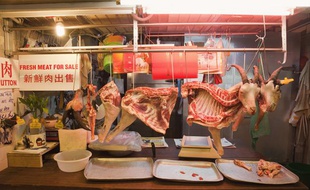Un étal de viande sur un marché en Chine.