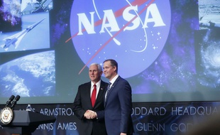 Le nouvel administrateur de la Nasa Jim Bridenstine serre la main du vice-président Mike Pence lors de sa cérémonie d'intronisation, le 23 avril 2018 dans les locaux de l'agence spatiale à Washington.