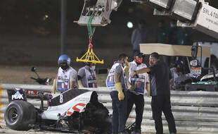La voiture de Romain Grosjean coupée en deux, témoin de la vilence de l'accident du pilote français lors du GP de Bahreïn, le 29 novembre 2020.