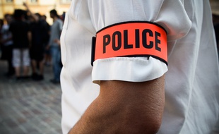 Une adjointe de sécurité est soupçonnée d'avoir volé deux armes...