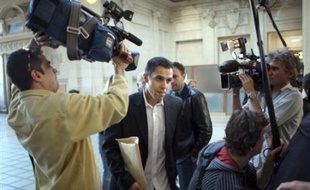 La comparution devant le tribunal correctionnel de Paris d'un des fils de Nicolas Sarkozy soupçonné d'un délit de fuite en scooter et de dégradation de bien a été reportée au 4 décembre, a ordonné mardi le tribunal.