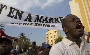 Des opposants à Abdoulaye Wade manifestent dans les rues de Dakar, au Sénégal, le 31 janvier 2012.